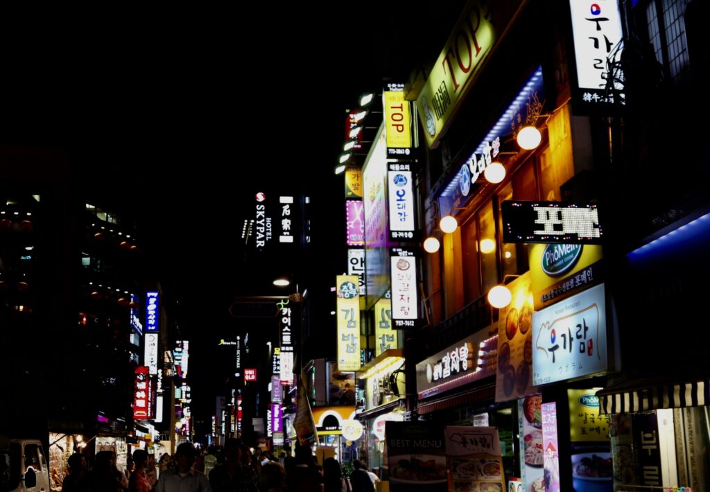 夜のコリアタウンのイメージ 大阪市生野区の夜のコリアタウン街並み