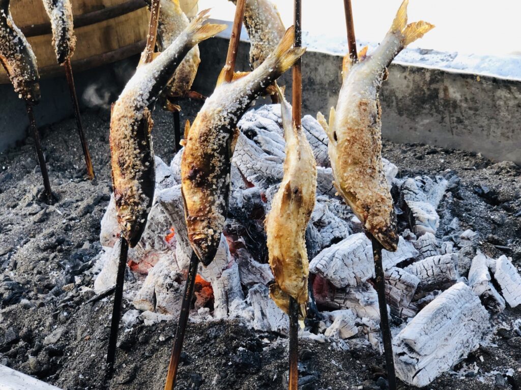 河内長野市の炭火で焼かれるアユの塩焼き