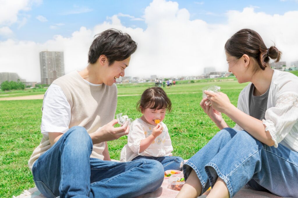 松原市のピクニックを楽しむ家族連れ