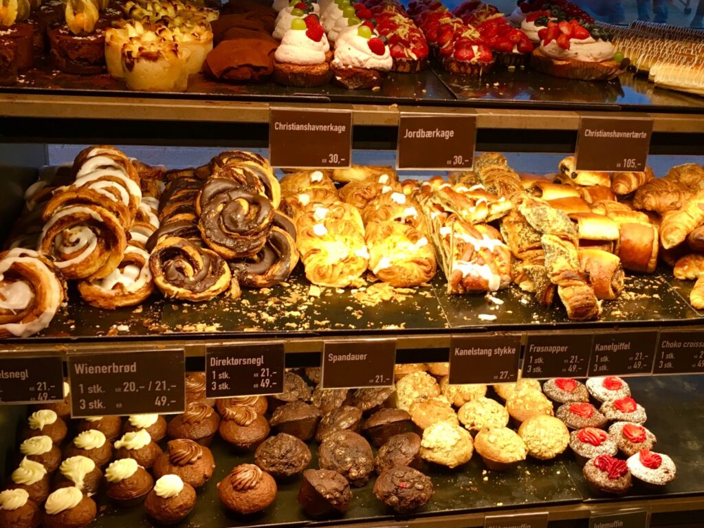 ベーカリーのパンとケーキ