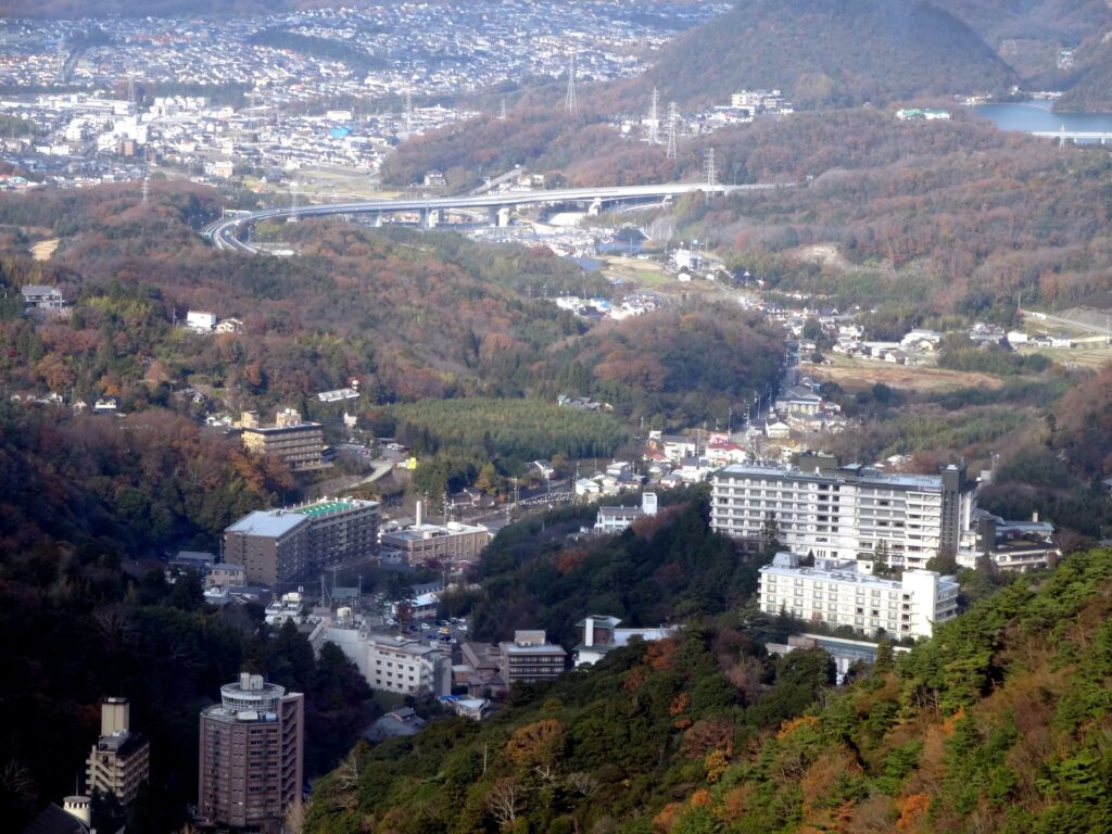 神戸市北区の六甲山と北区の街並みを見渡す航空写真