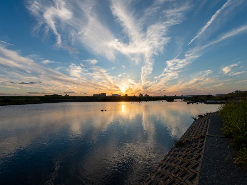 松原市の夕暮れの大和川河川敷