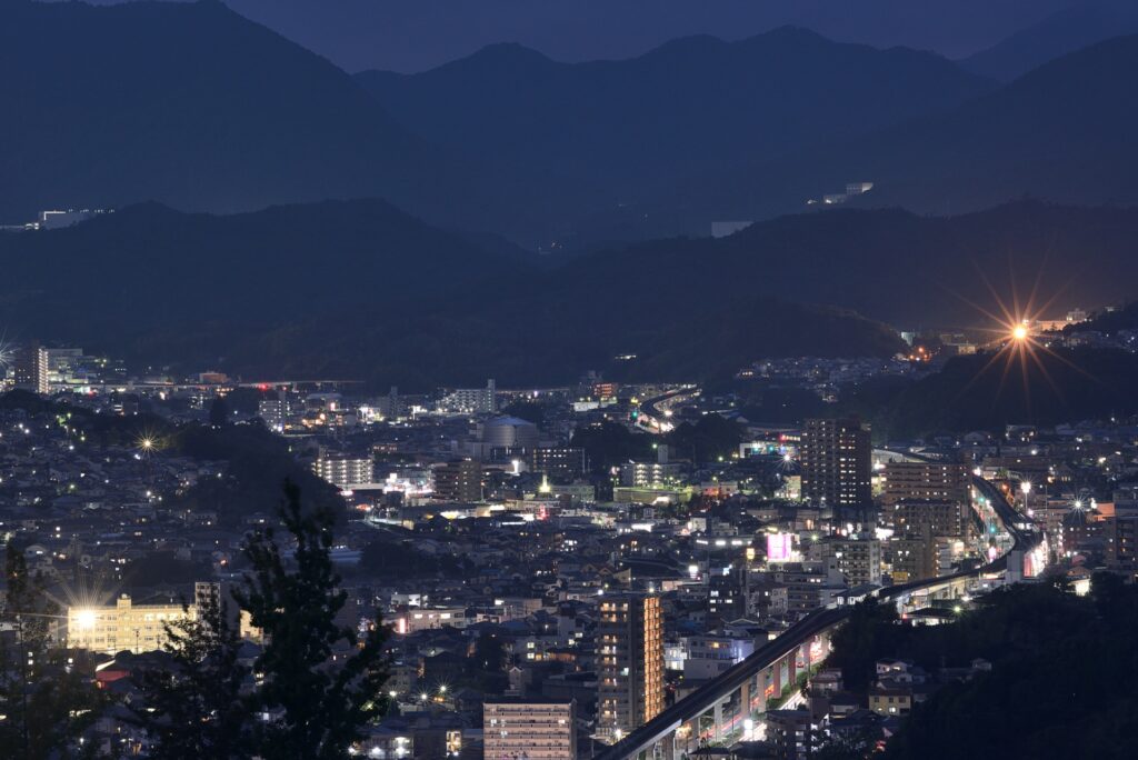 広島市安佐南区の夜景と山並み