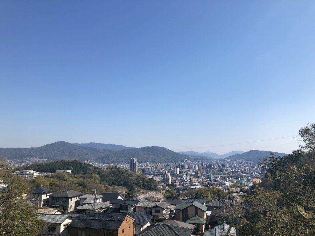 広島市安佐南区の市街地と周辺の山々