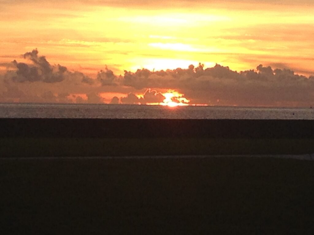 沖縄県宜野湾市の夕暮れの海