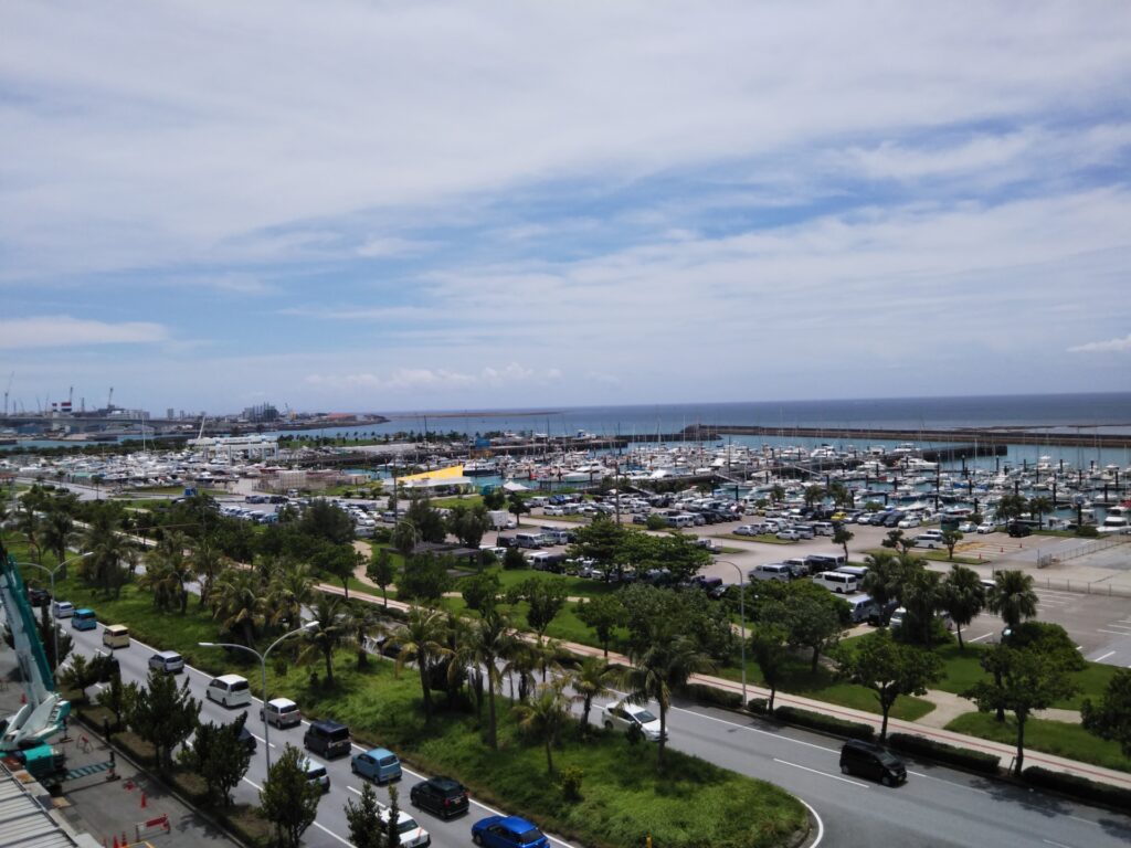 沖縄県宜野湾市車と海