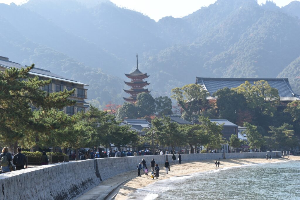 広島市佐伯区の海岸を散策する人々
