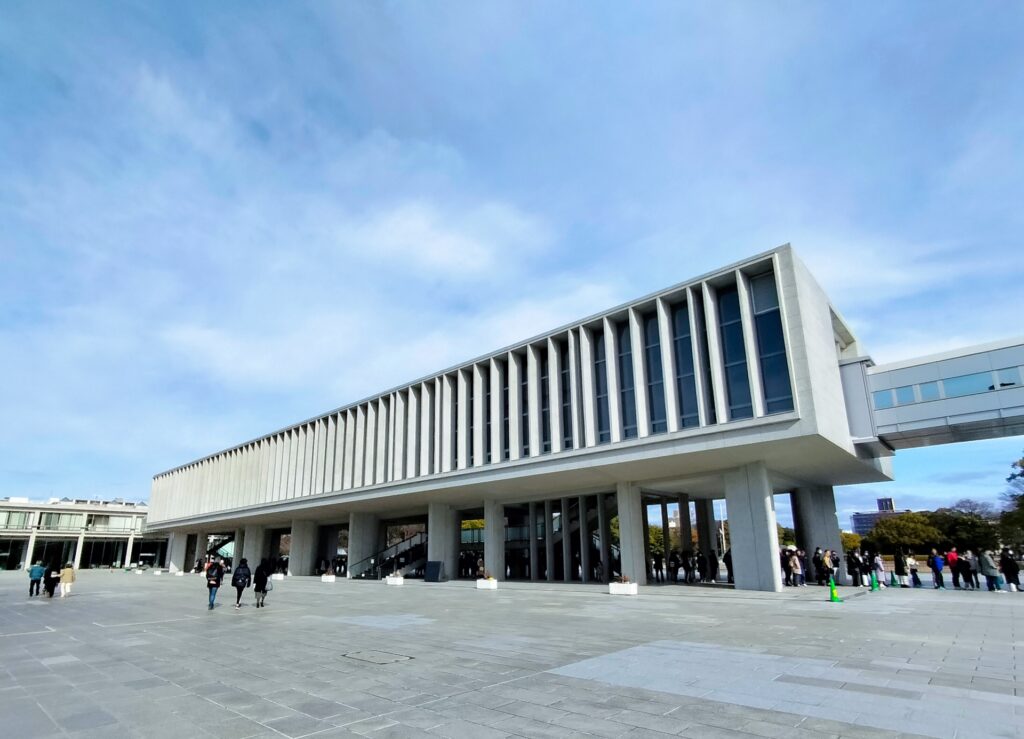 広島市中区の平和記念資料館を見学する観光客