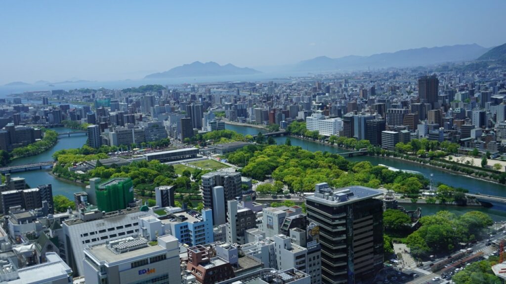 広島市中区の街並みと平和記念公園