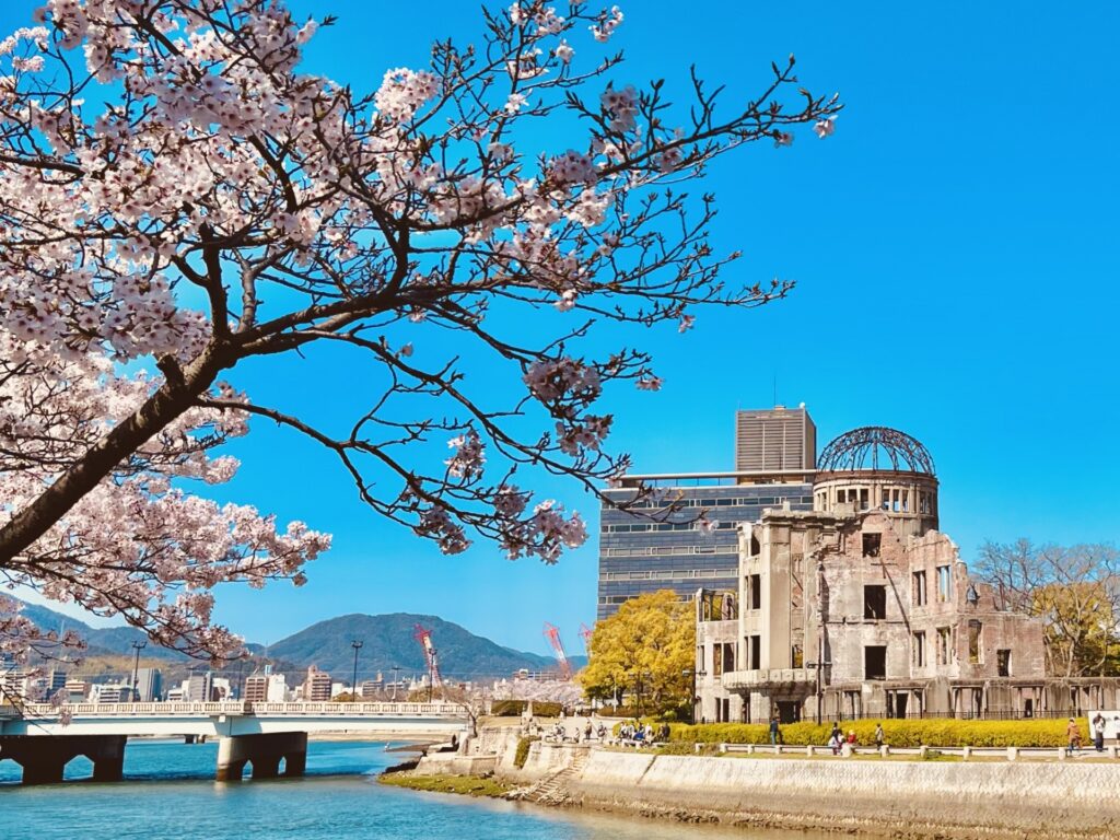 広島市中区の原爆ドームと桜