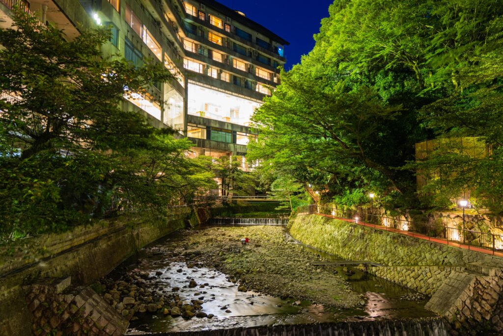 神戸市北区の有馬温泉街の旅館と夜の風情ある街並み
