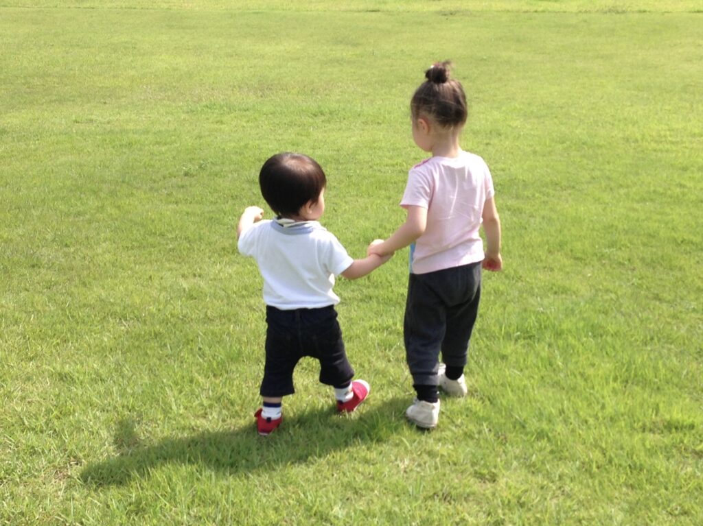 松原市の松原中央公園の芝生広場で遊ぶ子どもたち