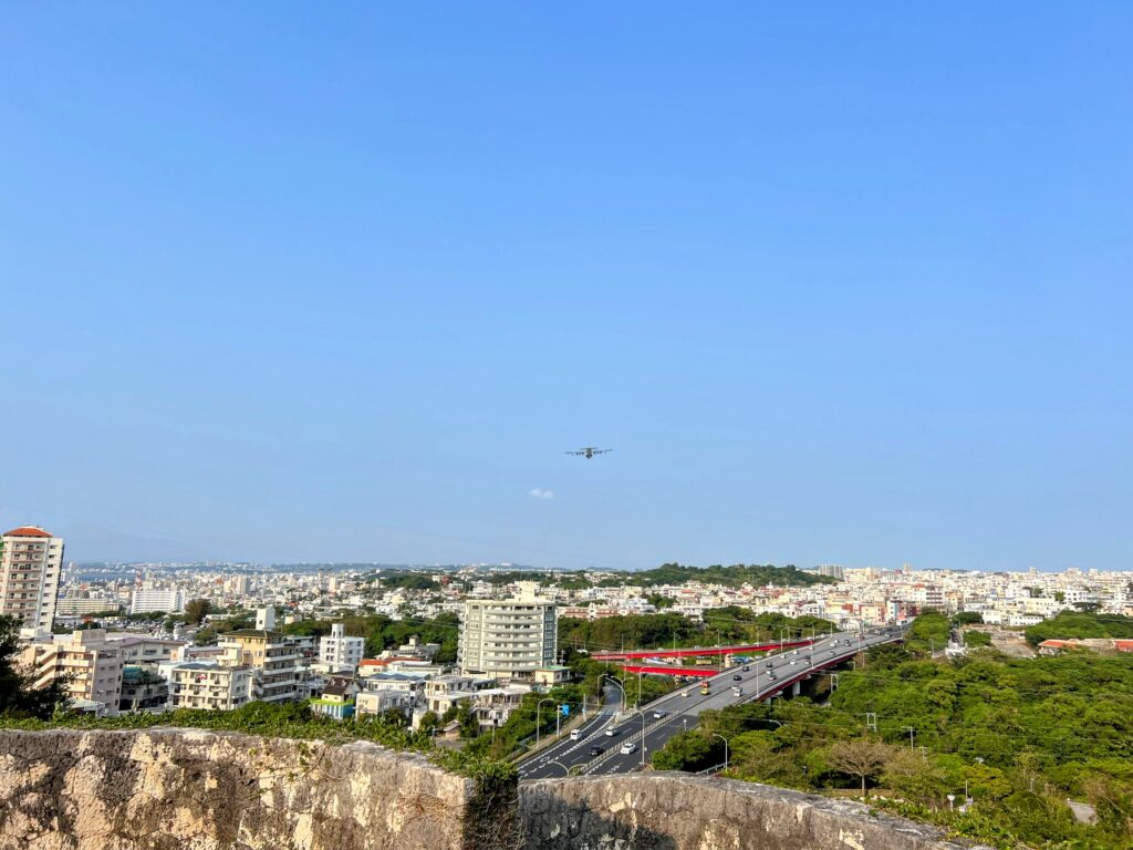 浦添市の市街地と史跡が並ぶ航空写真