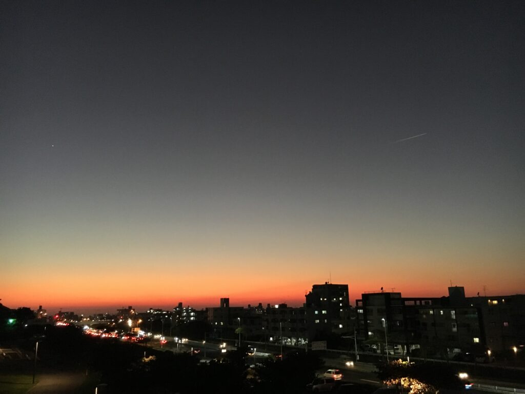 浦添市の浦添城跡の高台から夕日