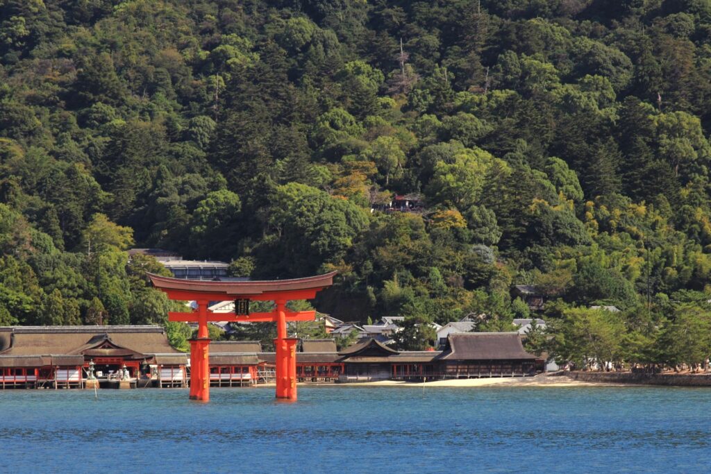 広島市佐伯区の宮島を望む眺め