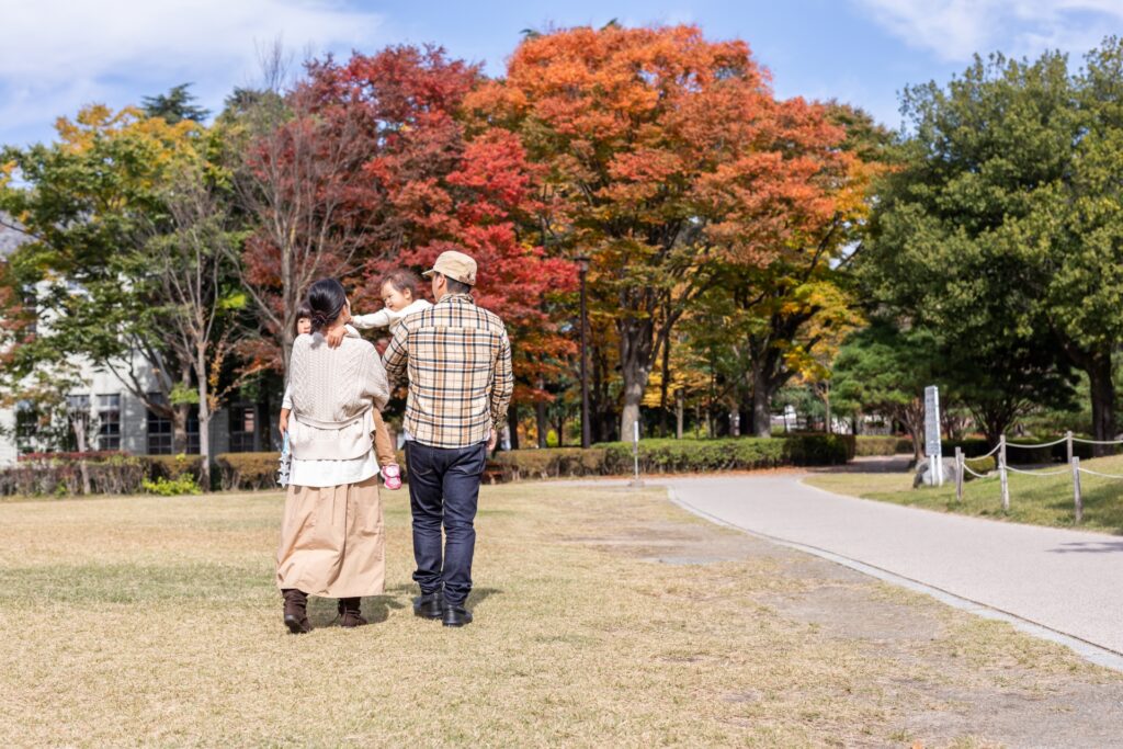 観光する家族連れ
