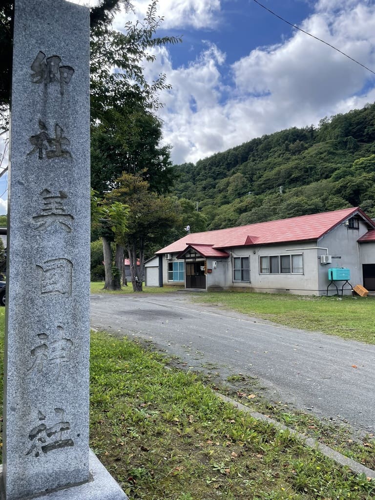 「郷社 美国神社」と刻まれた社号標。北海道神社庁にも旧社格は郷社と記録されています