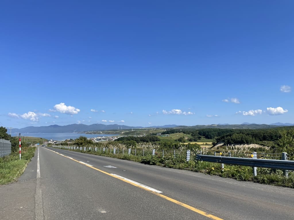 石狩市厚田区望来のビューポイントから見た国道231号と日本海