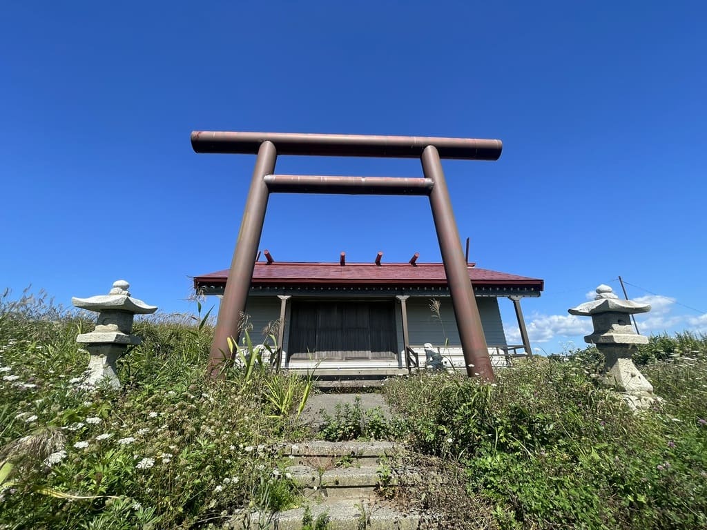 石狩市厚田古潭の厚田八幡神社にある鳥居と石灯籠、社殿